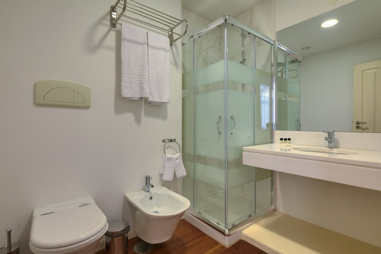 Bathroom 3, Century House, Funchal