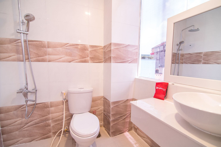Bathroom 2, RedDoorz Plus near Tan Dinh Market 2, District 1