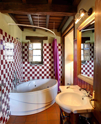 Bathroom 5, La Montaña Mágica, Asturias