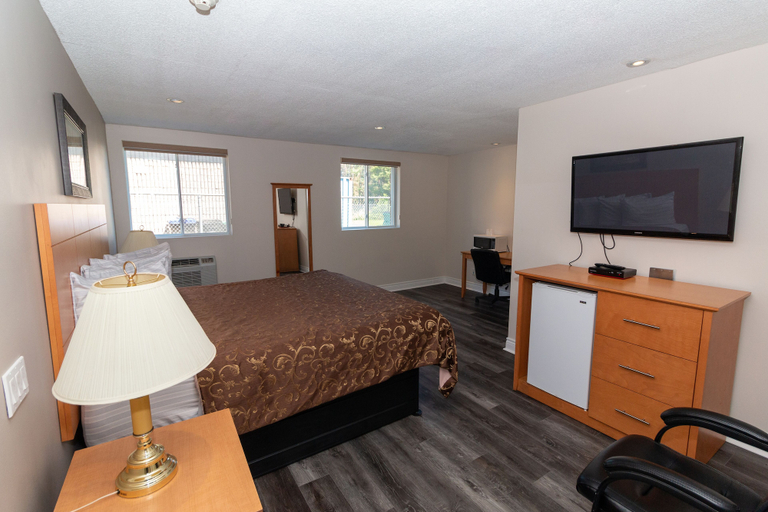 Bedroom 2, Borden Inn & Suites, Simcoe