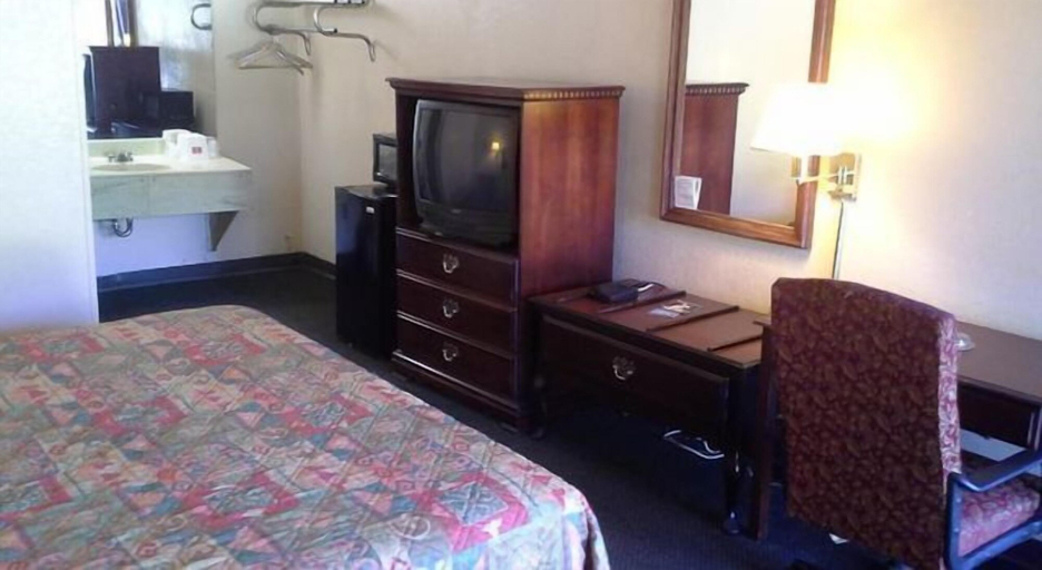 Bedroom 5, Red Carpet Inn, Richmond