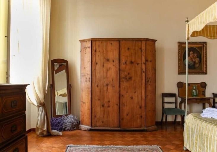 Bedroom 2, Domus Lilia, Lucca