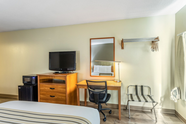 Bedroom 3, Budget Inn, Tompkins