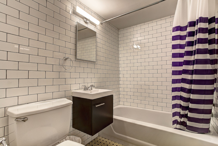 Bathroom 3, Destination Stays McGill Plaza DT MTL, Montréal
