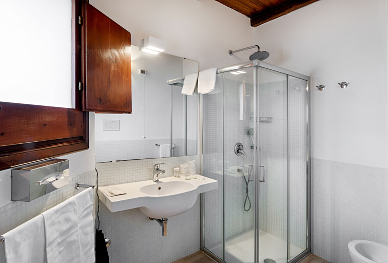 Bathroom 5, Villa Mediterranea, Syracuse