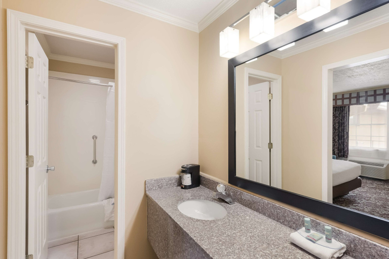 Bathroom 4, Best Western Conway, Faulkner