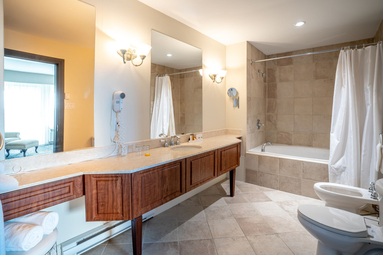 Bathroom 5, Manoir Des Sables, an Ascend Collection Hotel, Memphrémagog