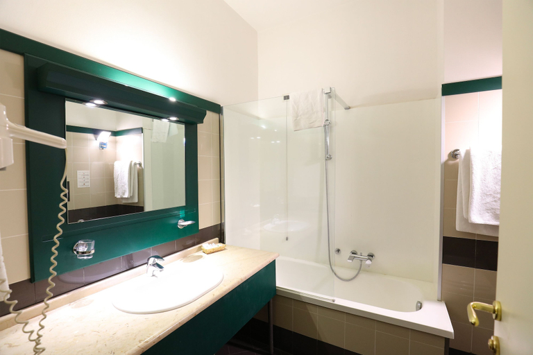 Bathroom 4, Grande Albergo Maugeri, Catania