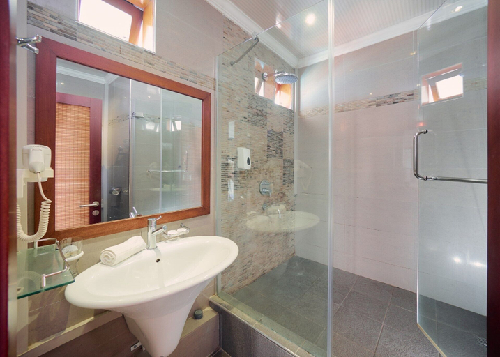 Bathroom 4, Gold Beach Resort, Black River