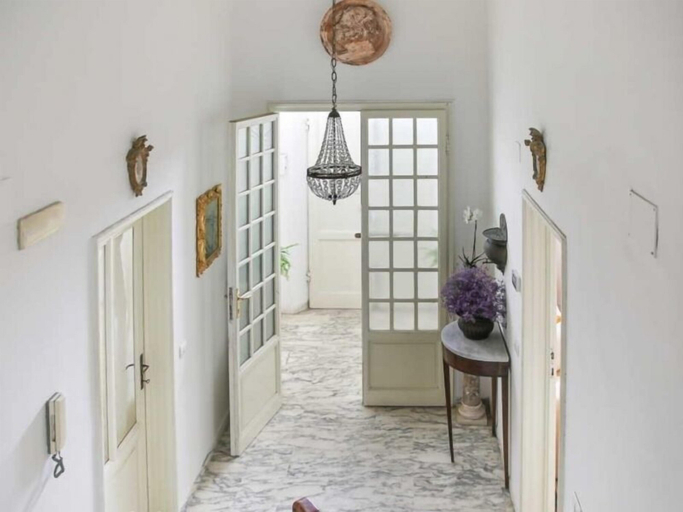 Others 5, Domus Lilia, Lucca