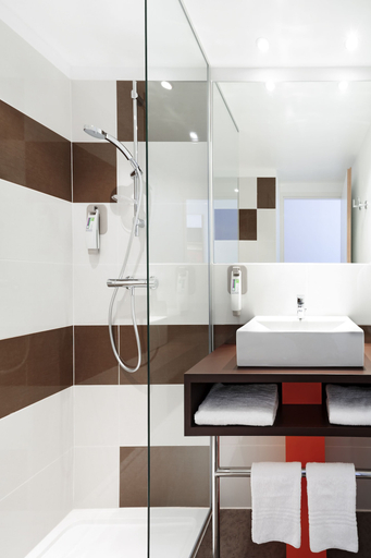 Bathroom 5, ibis Styles Montpellier Centre Comedie, Hérault