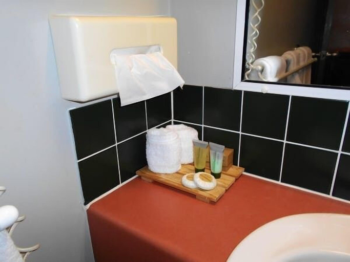 Bathroom 4, Cannon Park Motel, Cairns