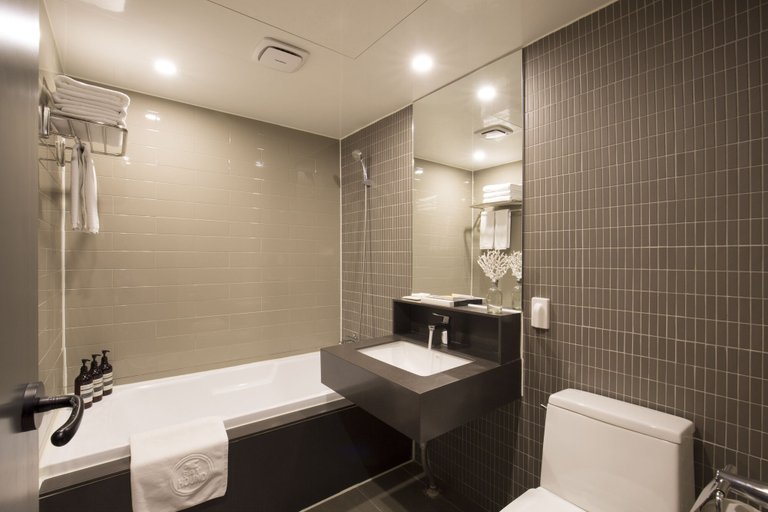 Bathroom 5, Bay Hound Hotel, Yeongdo