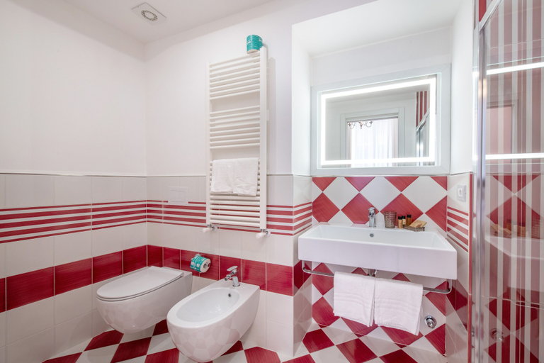 Bathroom 4, Hotel Nice, Napoli
