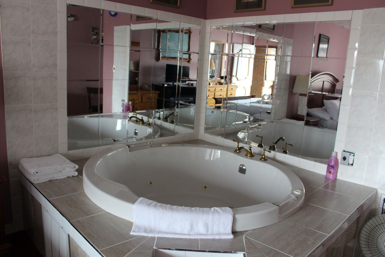 Bathroom 3, Ritz Inn Niagara, Niagara