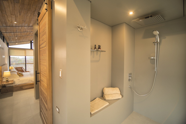 Bathroom 4, Pacific Kalokairi Adults Only, Santa Cruz