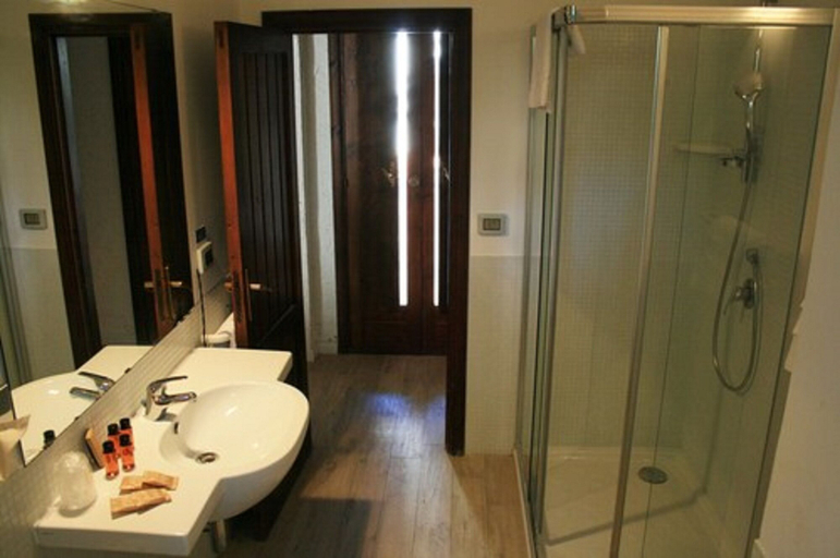 Bathroom 5, Villa Mediterranea, Syracuse