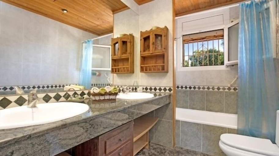 Bathroom, Villa Bellavista, Girona