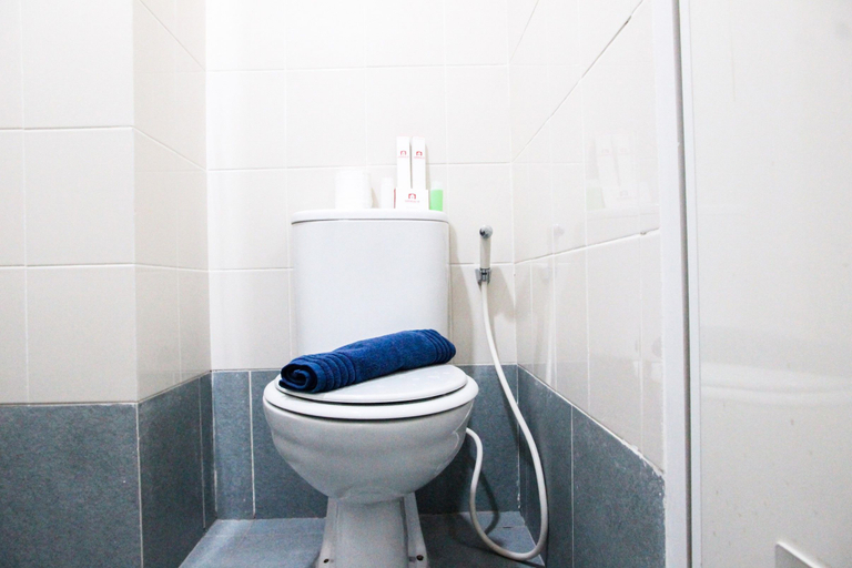 Bathroom 5, Simply Studio Room Akasa Apartment By Travelio, Tangerang Selatan
