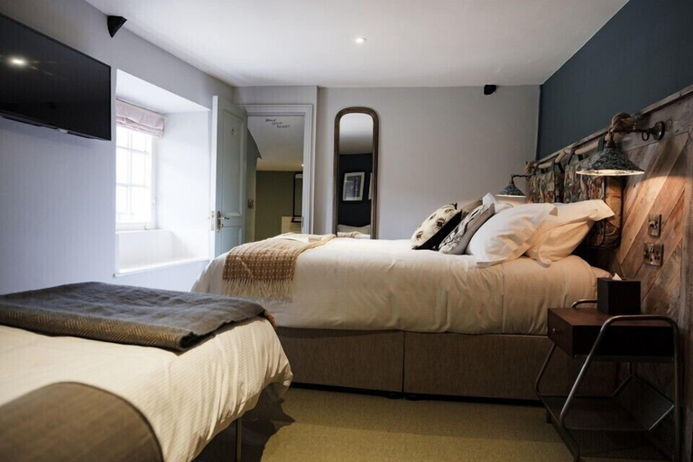 Bedroom 2, Castle Inn, Dorset