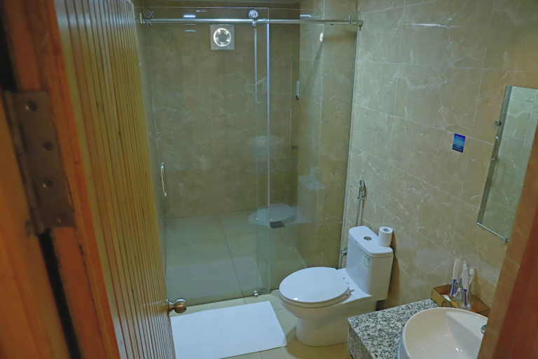 Bathroom, Cholay Khangzang, Chang