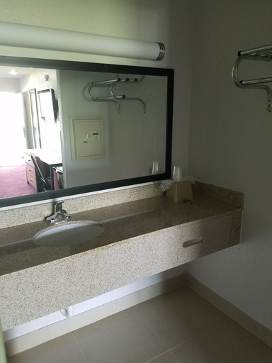 Bathroom 5, Budget Inn, Broward