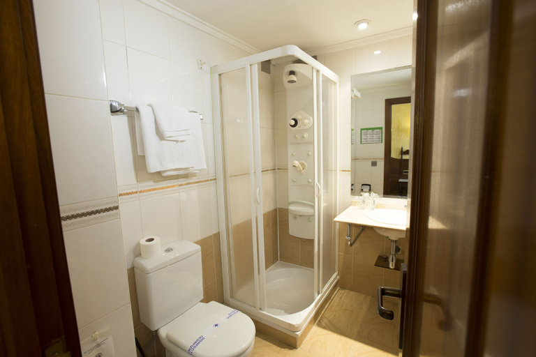 Bathroom 5, Hotel Reyes Catolicos, Salamanca