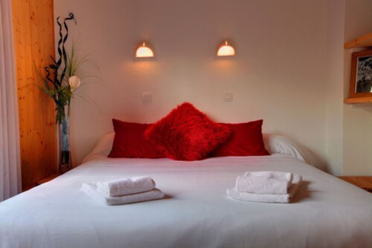Bedroom 3, Chalet Hotel Les Campanules, Haute-Savoie