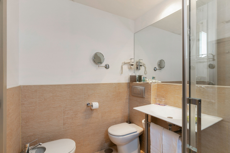 Bathroom 4, Globales Acis & Galatea, Madrid