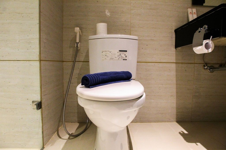 Bathroom 5, 1BR Brooklyn Apartment near BINUS Alam Sutera By Travelio, Tangerang