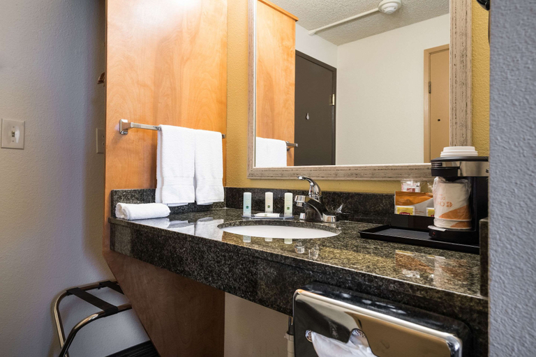 Bathroom 5, Quality Inn & Suites Silverdale Bangor - Keyport, Kitsap