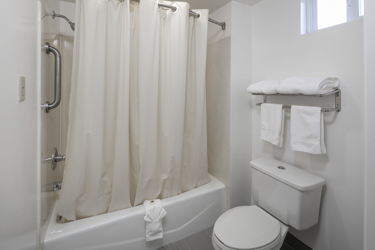 Bathroom 4, Redwood Creek Inn, San Mateo