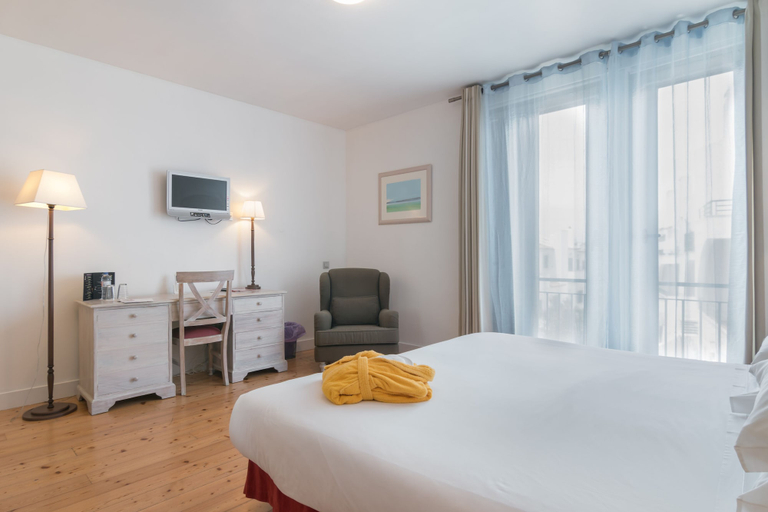 Bedroom 2, Casa do Médico de São Rafael, Sines