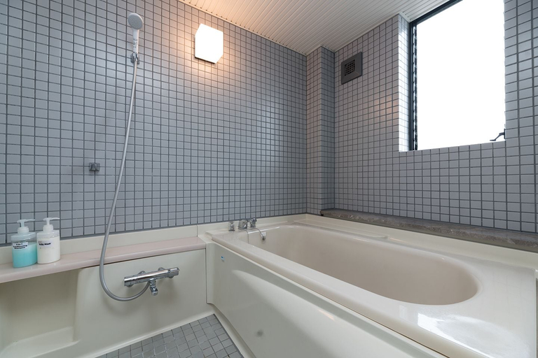 Bathroom 4, Good Morning House, Takayama