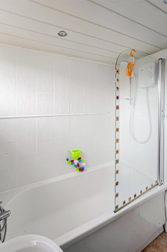Bathroom 4, Centrally Situated 1 Bedroom House in Cumbernauld, North Lanarkshire