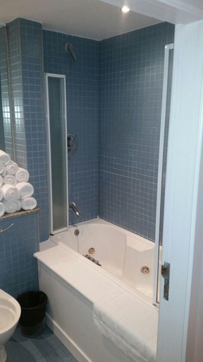Bathroom 4, MetroStays - Stephen's Green 7-3, Dublin