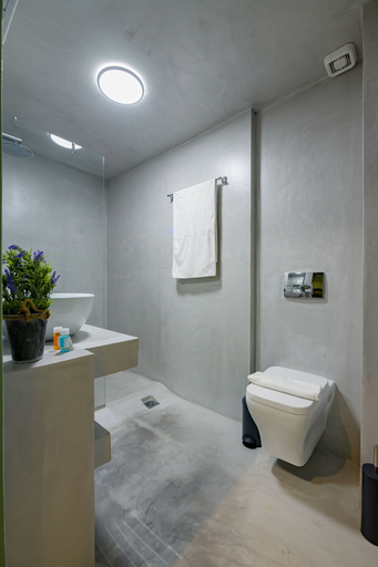 Bathroom 5, Urban Tales, Attica