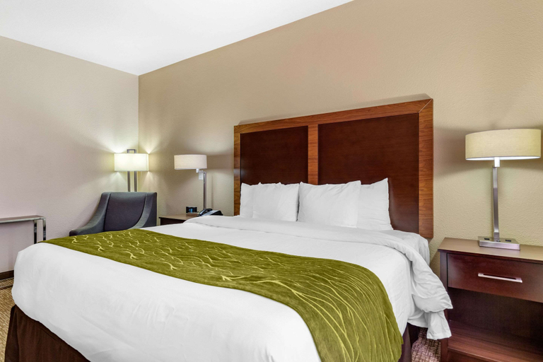 Bedroom 2, Comfort Inn & Suites Lakeside, Maverick