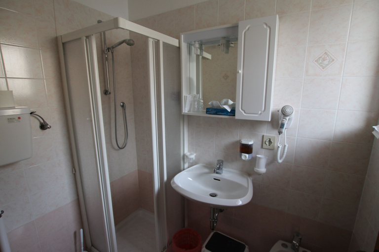 Bathroom 5, Hotel Florida, Trento