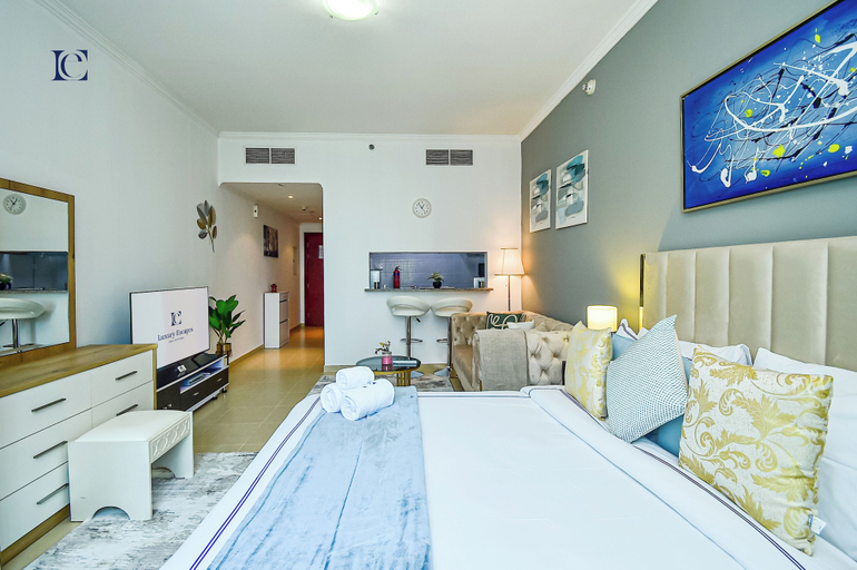 Living area 3, Silver - Modern Studio with lake view, Dubai