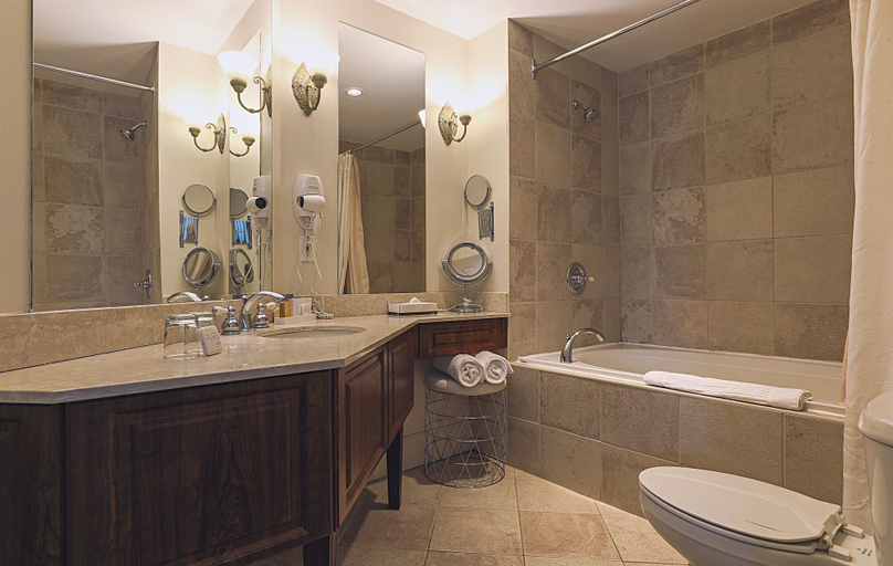 Bathroom 5, Manoir Des Sables, an Ascend Collection Hotel, Memphrémagog