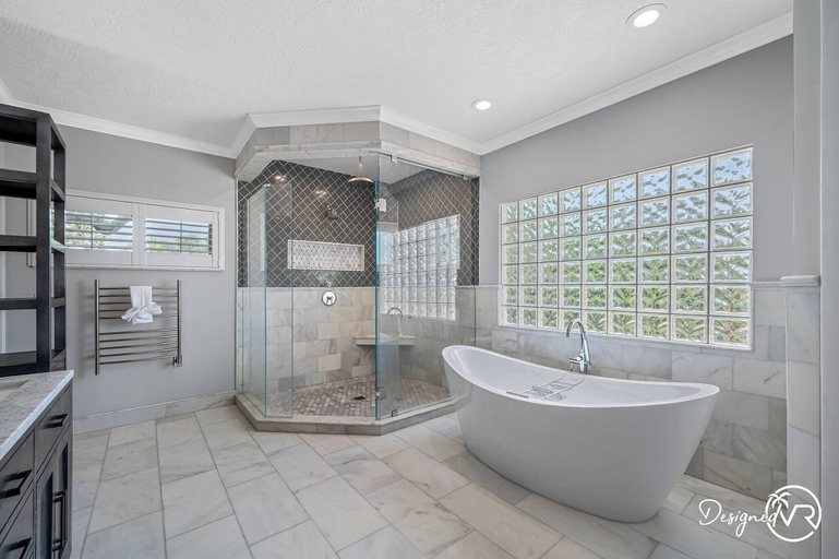 Bathroom 3, 8BR Villa with Heated Pool Near Beach, Pinellas