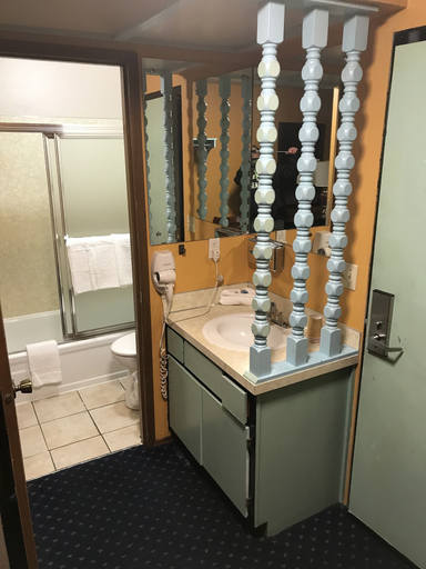 Bathroom 4, Smokey Point Motor Inn, Snohomish
