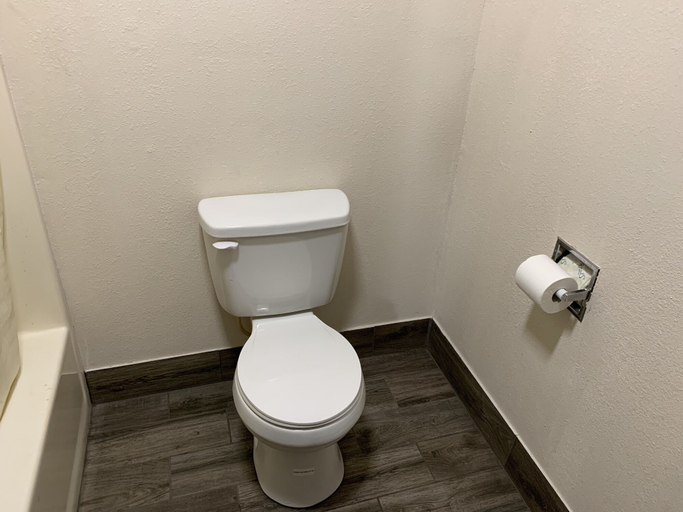Bathroom 3, Budget Inn Ardmore, Limestone