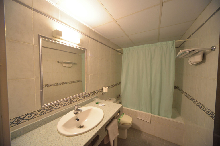 Bathroom 4, BLUESEA Copacabana, Girona
