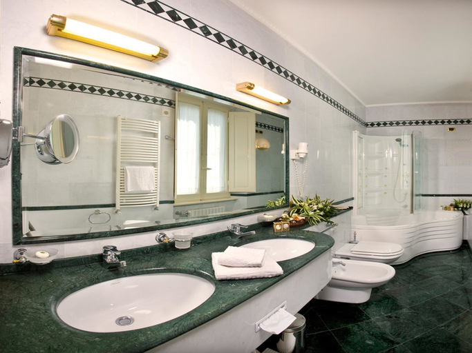 Bathroom 5, Grand Hotel Vittoria, Pesaro E Urbino