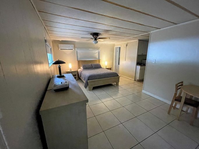 Bedroom 3, Captain Jax, Monroe