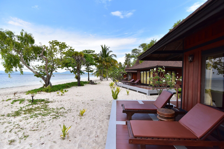 Exterior & Views 23