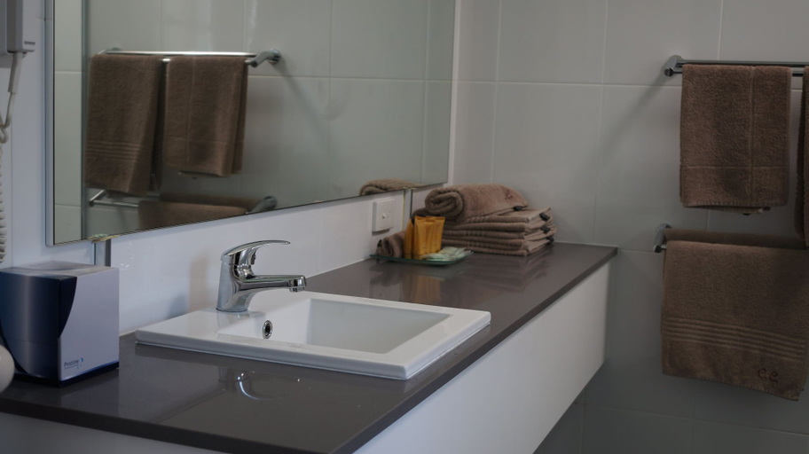 Bathroom 4, Coopers Colonial Motel, Acacia Ridge