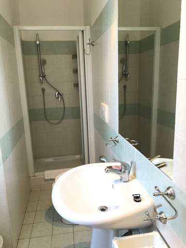 Bathroom 5, Hotel Lodi, Rome